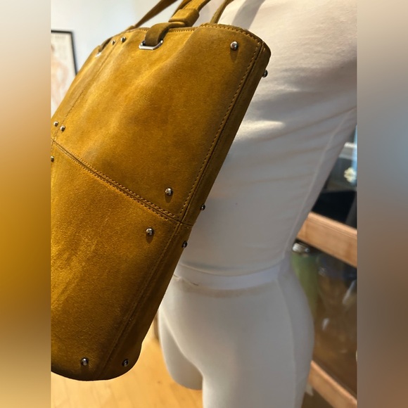 TOD’S Quilted Classic Leather Silver-Studded Bucket Bag in Mustard - Picture 6 of 16